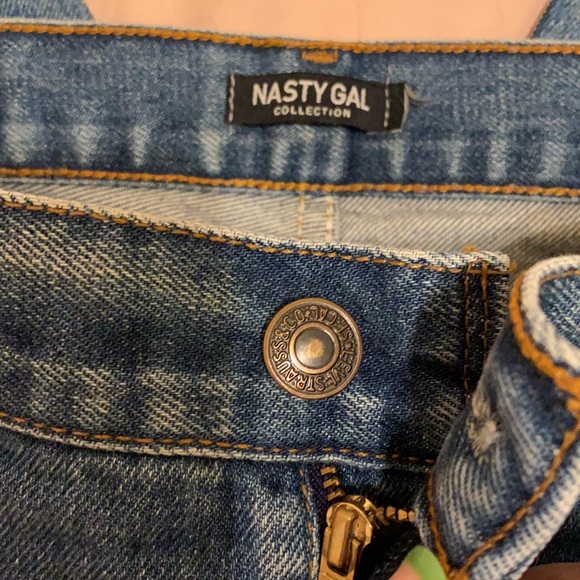 *SOLD* Nastygal x Levi’s denim shorts - Picture 4 of 4